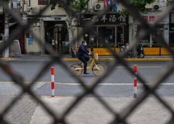 TINDAKAN China memperkenalkan dasar sifar Covid-19 mengundang banyak kritikan khususnya daripada Barat berikutan pelaksanaan perintah berkurung mengancam kestabilan rantaian bekalan sedunia. – AFP