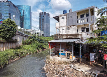 SUNGAI sering menjadi pilihan penduduk Jakarta untuk membuang air sembarangan. - AFP