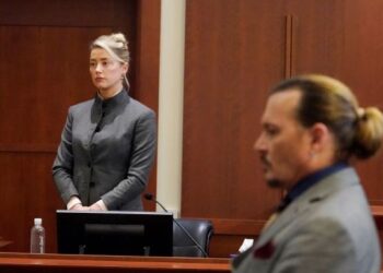 PENDEDAHAN Amber Heard (kiri) kononnya Johnny Depp (kanan) melakukan keganasan rumah tangga sepanjang perhubungan mereka termasuk keganasan seksual terhadapnya bukanlah tuduhan ringan yang boleh dianggap mudah. – AFP