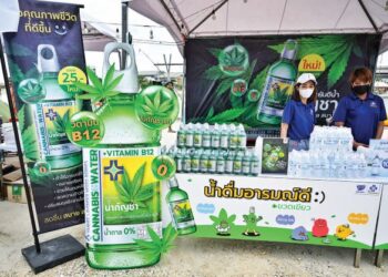 MINUMAN mengandungi ganja dikatakan kini menjadi trend di bandar-bandar utama di Thailand. – AFP