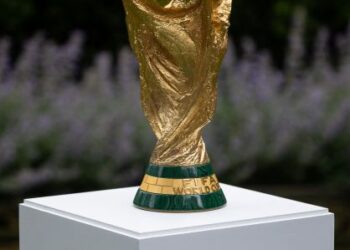 RAMAI peminat bola sepak tanah air melahirkan harapan cukup tinggi mahu melihat Harimau Malaya menyarung jersi ke kejohana Piala Dunia.  - AFP