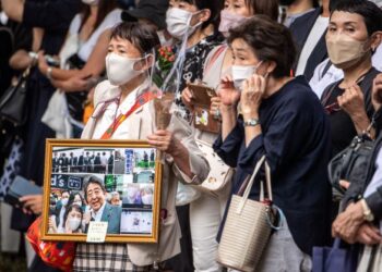 RAKYAT Jepun memberikan penghormatan terakhir kepada Shinzo Abe yang dikebumikan pada 12 Julai lalu. – AFP