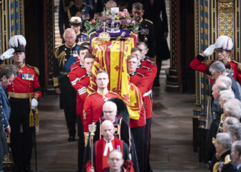 KERANDA Ratu Elizabeth II dibawa keluar dari Katedral St Giles di Edinburgh.-AFP