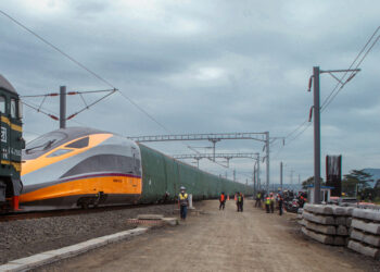 PROJEK kereta api berkelajuan tinggi pertama Indonesia semakin hampir disiapkan. - AFP