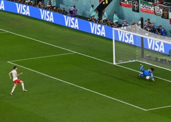 Penjaga gol Mexico, Guillermo Ochoa menepis sepakan penalti yang diambil Robert Lewandowski dalam aksi kumpulan C Piala Dunia Qatar 2022. ( AFP)