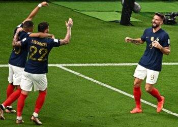 Penyerang Perancis, Olivier Giroud  (kanan) meledak gol keempat Les Blues ketika menentang Australia di Stadium Al-Janoub (AFP)