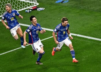 Pemain tengah Jepun, Ritsu Doan (kanan) meraikan gol penyamaan menentang Jerman di Stadium Antarabangsa Khalifa di Piala Dunia (AFP)