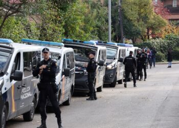 PASUKAN polis Sepanyol berkawal di sekitar Kedutaan Ukraine di Madrid selepas surat bom yang diterima meletup, baru-baru ini. - AFP