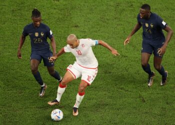 Penyerang Tunisia, Wahbi Khazri cuba melepasi kawalan pemain Perancis bagi aksi terakhir Kumpulan D Piala Dunia Qatar 2022 (AFP)
