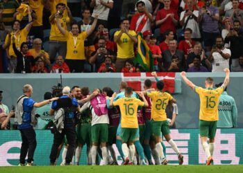 Barisan pemain Australia meraikan kejayaan mara ke pusingan 16 terbaik selepas menewaskan Denmark dalam aksi terakhir Kumpulan D Piala Dunia Qatar. (AFP)
