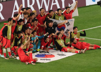 Korea Selatan meraikan kejayaan menewaskan Portugal, 2-1 sekaligus memastikan kemaraan di pusingan 16 terbaik.