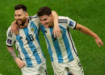 Messi dan Alvarez masing-masing meledak gol membantu kemenangan Argentina 3-0 ke atas Croatia, sebentar tadi.
