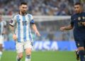 Kapten Argentina, Lionel Messi cuba untuk melepasi kawalan penyerang Perancis, Kylian Mbappe dalam aksi final Piala Dunia Qatar 2022. (AFP)