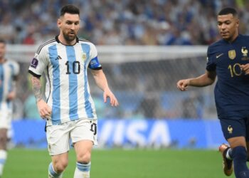 Kapten Argentina, Lionel Messi cuba untuk melepasi kawalan penyerang Perancis, Kylian Mbappe dalam aksi final Piala Dunia Qatar 2022. (AFP)