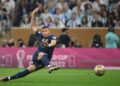 Penyerang Perancis, Kylian Mbappe menjaringkan gol penyamaan ketika menentang Argentina dalam perlawanan akhir Piala Dunia Qatar 2022 di Stadium Lusail, Doha. (AFP)