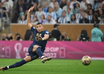 Penyerang Perancis, Kylian Mbappe menjaringkan gol penyamaan ketika menentang Argentina dalam perlawanan akhir Piala Dunia Qatar 2022 di Stadium Lusail, Doha. (AFP)