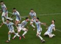 Barisan pemain Argentina meraikan kejayaan menumpaskan Perancis 4-2 menerusi sepakan penalti pada perlawanan akhir Piala Dunia Qatar 2022 di Stadium Lusail sebentar tadi. (AFP)