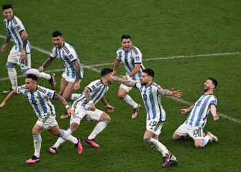 Barisan pemain Argentina meraikan kejayaan menumpaskan Perancis 4-2 menerusi sepakan penalti pada perlawanan akhir Piala Dunia Qatar 2022 di Stadium Lusail sebentar tadi. (AFP)