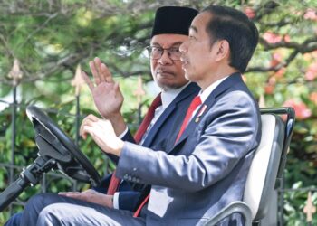 Joko Widodo memandu kenderaan khas membawa Anwar Ibrahim ketika Perdana Menteri berkunjung ke Istana Presiden di Bogor, Indonesia, semalam. - AFP