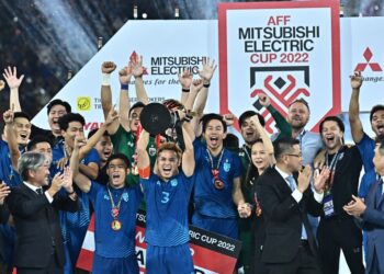 Thailand meraikan kejayaan menjulang Piala AFF 2022 selepas tewaskan Vietnam dengan keputusan aggregat 3-2 dalam aksi yang berlangsung di Stadium Thammasat, Bangkok. (Foto: AFP)