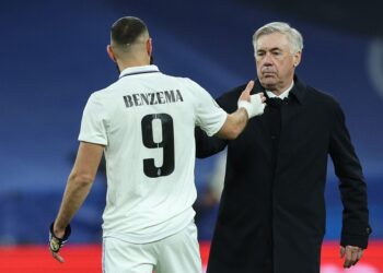 Pengurus Real Madrid, Carlo Ancelotti (kanan) membidas kenyataan pasukannya sering mendapat bantuan daripada pengadil. (AFP)