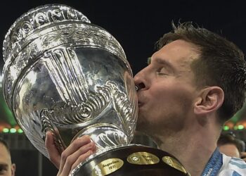 Kapten Argentina, Lionel Messi berjaya mendakap kejuaraan Copa America 2021 ketika menewaskan Brazil 1-0 Stadium Maracana. (AFP)