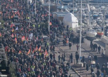 ORANG ramai mengambil bahagian dalam tunjuk perasaan di Marseille hari ini sebagai sebahagian daripada mogok seluruh Perancis untuk membantah pembaharuan yang dirancang untuk meningkatkan umur persaraan daripada 62 kepada 64 tahun.-AFP