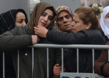 BEBERAPA wanita dalam kesedihan melihat anggota penyelamat mencari mangsa runtuhan bangunan akibat gempa bumi di Kahramanmaras, Turkiye. -AFP
