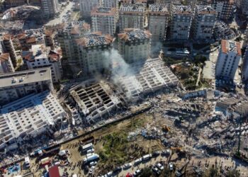 GAMBAR dari udara  menunjukkan bangunan runtuh di Hatay, tenggara Turki, pada 8 Februari 2023. -AFP