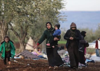 RAKYAT Syria yang kehilangan tempat tinggal akibat gempa bumi  berjalan di padang terbuka di pinggir bandar Jindayris. -AFP