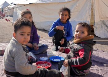 KANAK-KANAK Syria makan di pusat perlindungan sementara untuk orang yang kehilangan tempat tinggal, berhampiran bandar Jindayris.