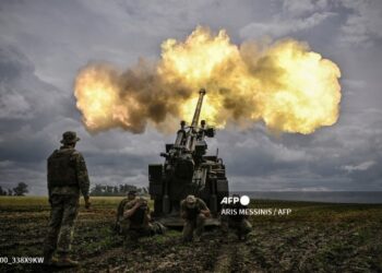 GAMBAR fail yang diambil pada 15 Jun 2022 menunjukkan askar Ukraine melepaskan tembakan dengan meriam Caesar 155 mm/52 kaliber kaliber Perancis ke arah kedudukan Russia di wilayah timur Ukraine Donbas.-AFP