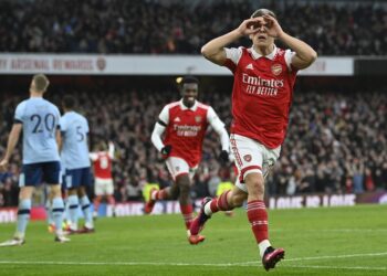 Pemain Arsenal, Leandro Trossard menjaringkan gol pembukaan perlawanan ketika menentang Brentford di Stadium Emirates sebentar tadi. (AFP)
