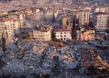 JENGKAUT mula merobohkan serpihan runtuhan bangunan di Antakya, Turkiye. AFP