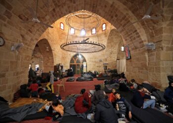 PENDUDUK Syria berlindung di Masjid Sultan Ibrahim di bandar Jableh yang dikawal rejim, barat laut ibu kota Damsyik. -AFP