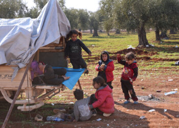 KANAK-kanak Syria berkumpul di sekeliling kenderaan tempat keluarga mereka tinggal di bandar Jindayris.-AFP