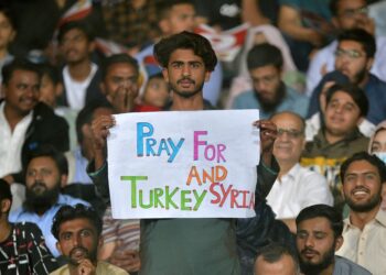 SEORANG penonton memegang sepanduk sebagai tanda solidariti terhadap mangsa-mangsa gempa bumi Turkiye dan Syria  sewaktu perlawanan kriket Liga Super Pakistan (PSL) Twenty20 antara Raja Karachi dan Peshawar Zalmi di Stadium Nasional di Karachi. -AFP