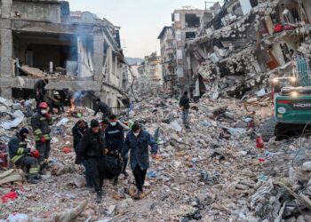 ORANG ramai membawa beg mayat dari runtuhan bangunan di Hatay. -AFP