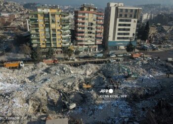 GAMBAR pandangan dari udara ini menunjukkan bangunan runtuh semasa operasi menyelamat masih diteruskan di Kahramanmaras, di tenggara Turkiye. -AFP