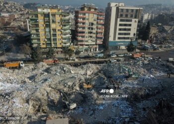GAMBAR pandangan dari udara ini menunjukkan bangunan runtuh semasa operasi menyelamat masih diteruskan di Kahramanmaras, di tenggara Turkiye. -AFP