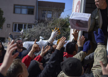 PENDUDUK mengambil makanan, pakaian dan barangan rumah yang dihantar dari belakang trak di Samandag, selatan Hatay.-AFP