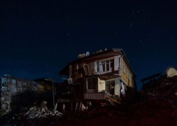 GAMBAR menunjukkan sebahagian bangunan yang musnah di Antakya berikutan dua gempa bumi susulan melanda pada pukul 8.04 malam (waktu tempatan). -AFP