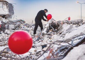 OGUN Sever Okur, lelaki Turkiye berusia 38 tahun menggantung belon pada serpihan bangunan runtuh di Antakya sebagai solidariti. -AFP