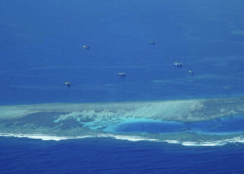 GAMBAR menunjukkan kapal tentera maritim China berlabuh di atas beting di  Pulau Spratly di Laut China Selatan. -AFP
