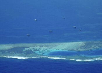 GAMBAR menunjukkan kapal tentera maritim China berlabuh di atas beting di  Pulau Spratly di Laut China Selatan. -AFP