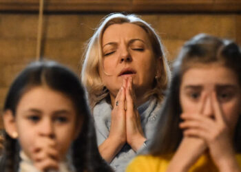 SEORANG wanita berdoa semasa upacara doa ekumenikal di Katedral Katolik Ukraine, di London, menandakan ulang tahun pertama pencerobohan Ukraine oleh Russia.-AFP