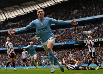 Pemain Manchester City, Phil Foden meraikan jaringan pertama pasukan ketika menentang Newcastle United di Stadium Etihad sebentar tadi. (FOTO: AFP)