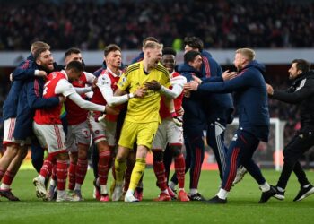 Barisan pemain Arsenal meraikan kemenangan dramatik mereka, 3-2 ke atas Bournemouth dalam aksi Liga Perdana Inggeris sebentar tadi. (FOTO:AFP)