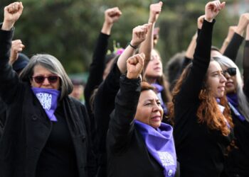 WANITA professional turut mengambil bahagian dalam demonstrasi untuk menandakan Hari Wanita Antarabangsa di Bogota. -AFP