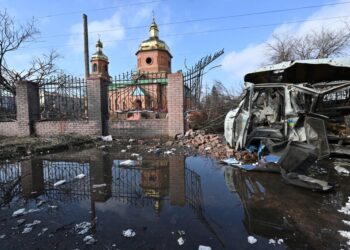GAMBAR yang diambil di Vovchans'k, wilayah Kharkiv, menunjukkan sebuah kereta yang musnah di tengah-tengah pencerobohan Rusia ke atas Ukraine. -AFP
